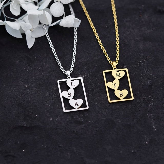 Personalizirana ogrlica z obeskom treh src in osebno gravuro 