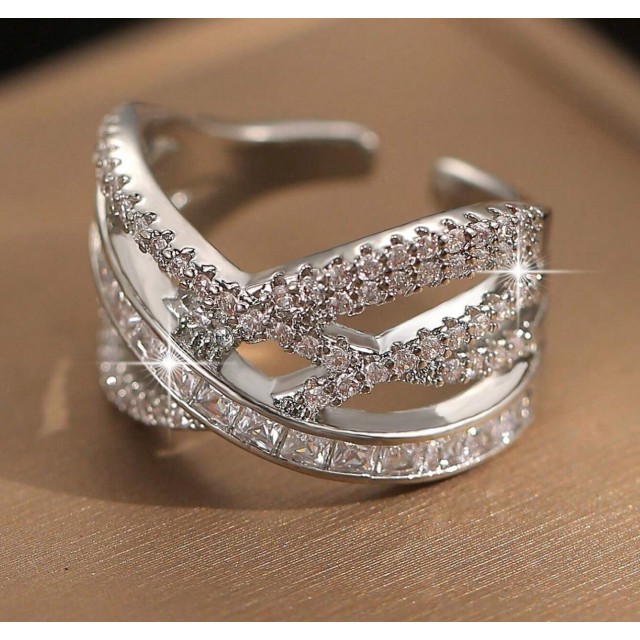 Eleganten nastavljiv prstan s kristali