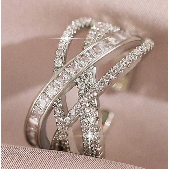 Eleganten nastavljiv prstan s kristali