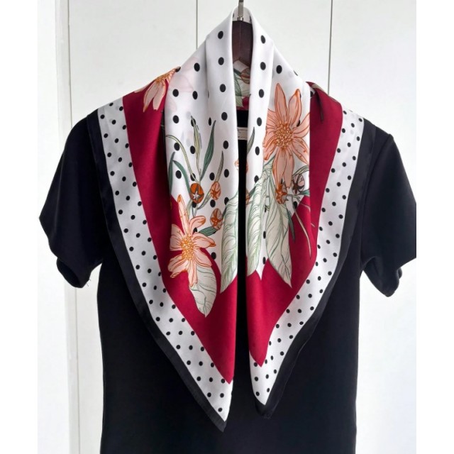 Elegantna kvadratna ruta s pikami in cvetličnim motivom