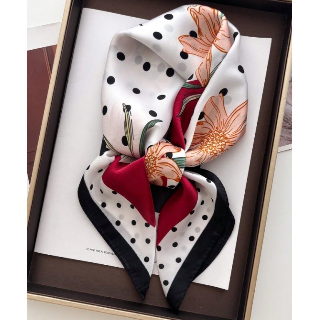 Elegantna kvadratna ruta s pikami in cvetličnim motivom