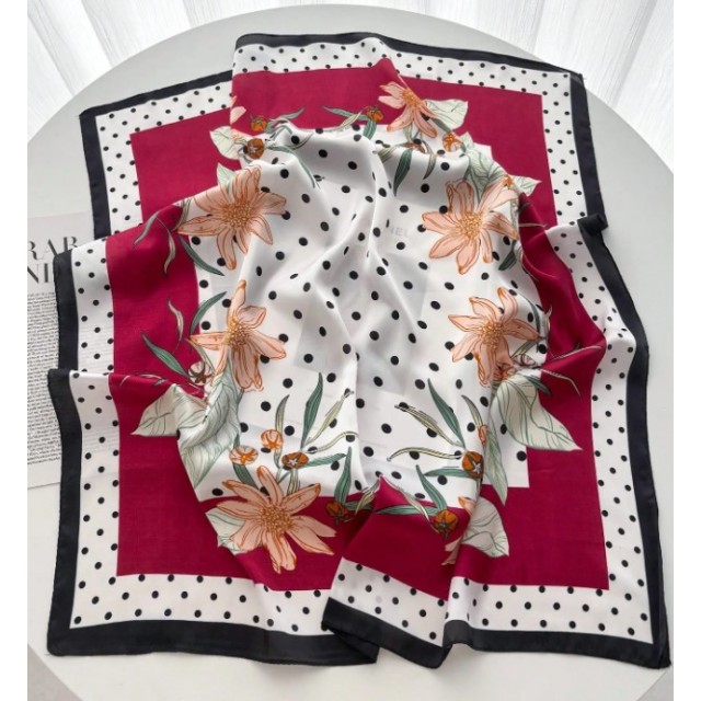 Elegantna kvadratna ruta s pikami in cvetličnim motivom