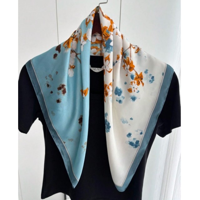 Elegantna rutka v modri barvi s cvetličnim potiskom 