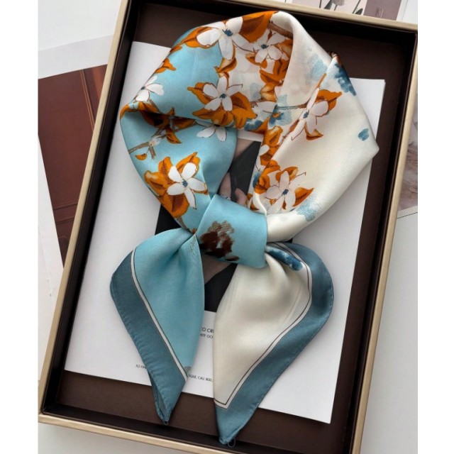 Elegantna rutka v modri barvi s cvetličnim potiskom 