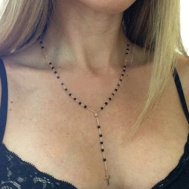 Verižica s križem in črnimi perlicami