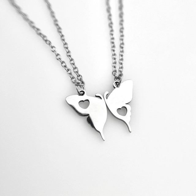 Komplet dveh personaliziranih ogrlic za sestri z gravuro na metuljčku 