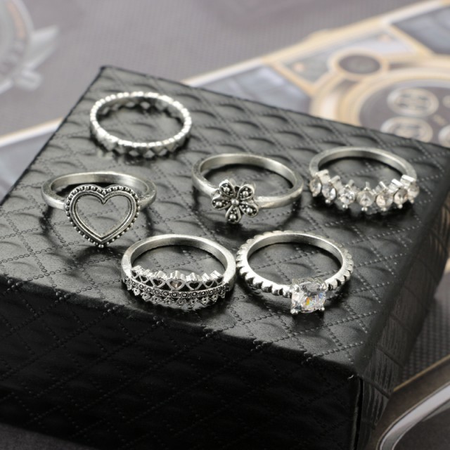 Komplet šestih prstanov v srebrni barvi 