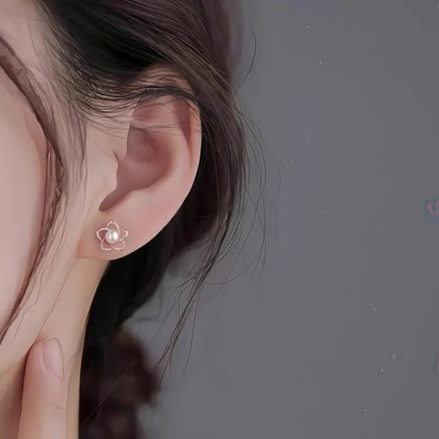 Prikupni vtični uhani z rožicami zlati