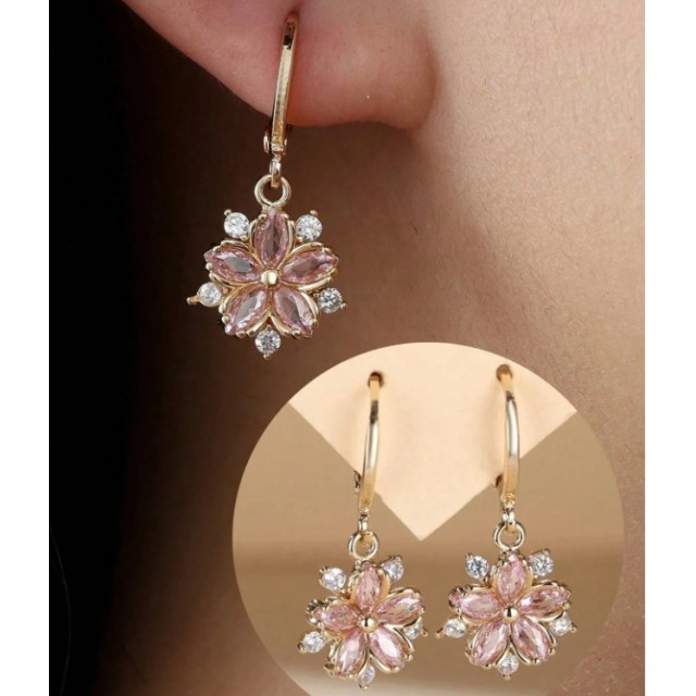 Elegantni viseči uhani s cvetom v zlati barvi