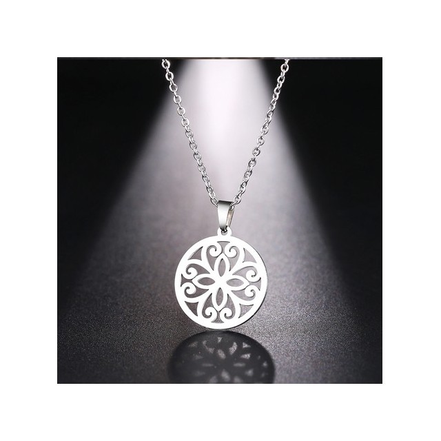 Verižica v srebrni barvi krog