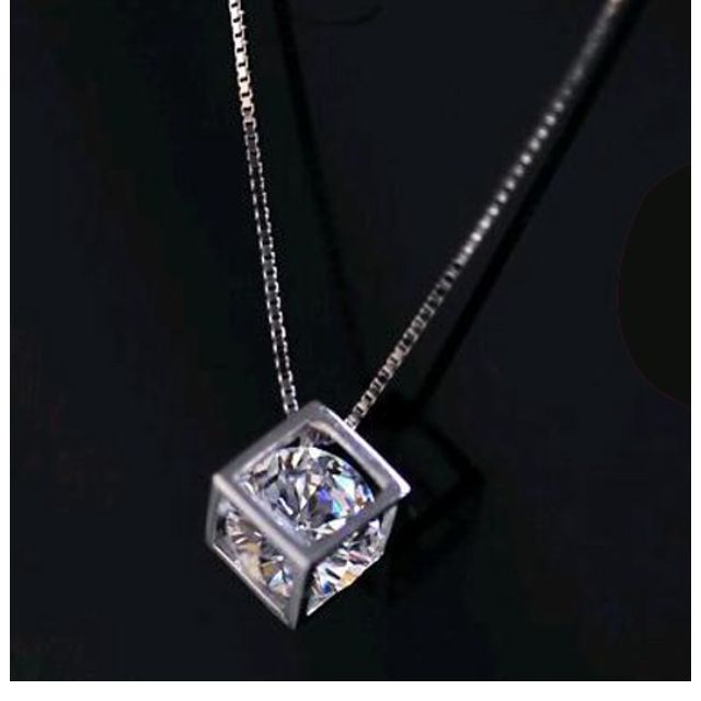 Elegantna verižica s sijočo kocko 