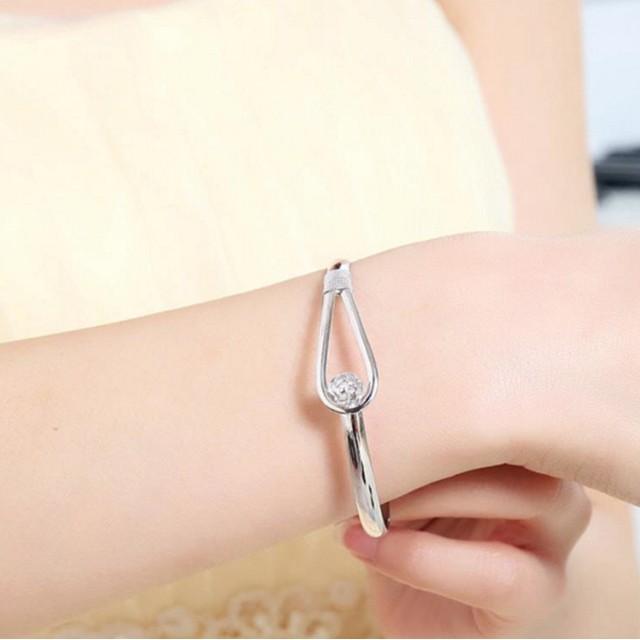 Elegantna zapestnica v srebrni barvi