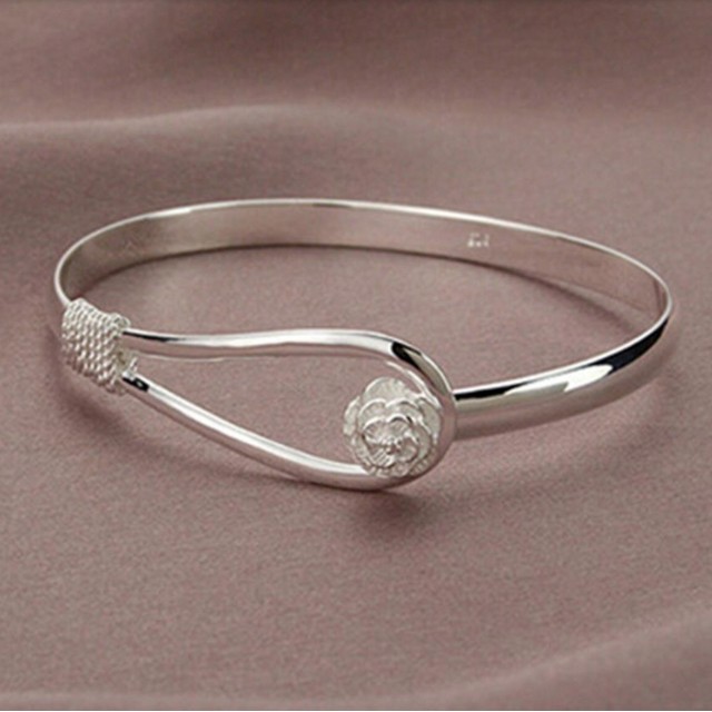 Elegantna zapestnica v srebrni barvi