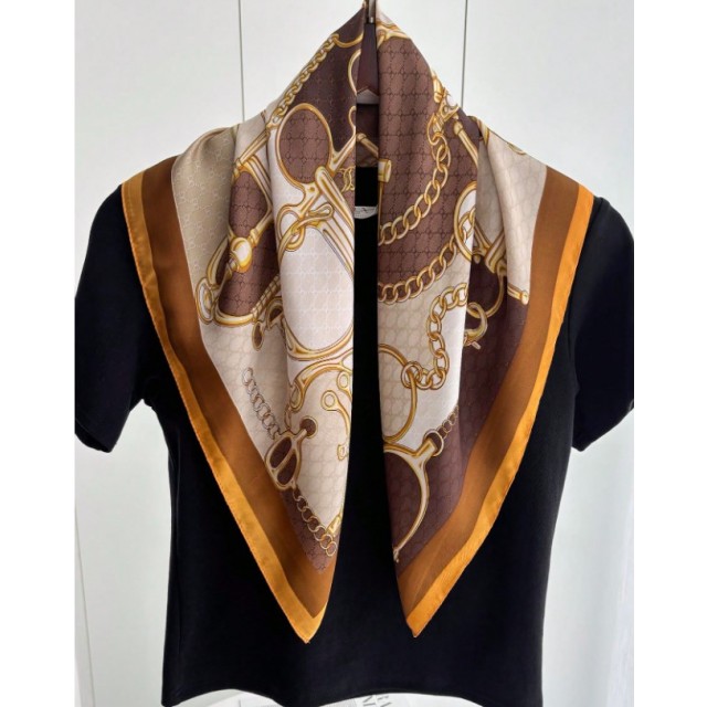 Elegantna kvadratna ruta z verižnim vzorcem v rjavo-zlati kombinaciji