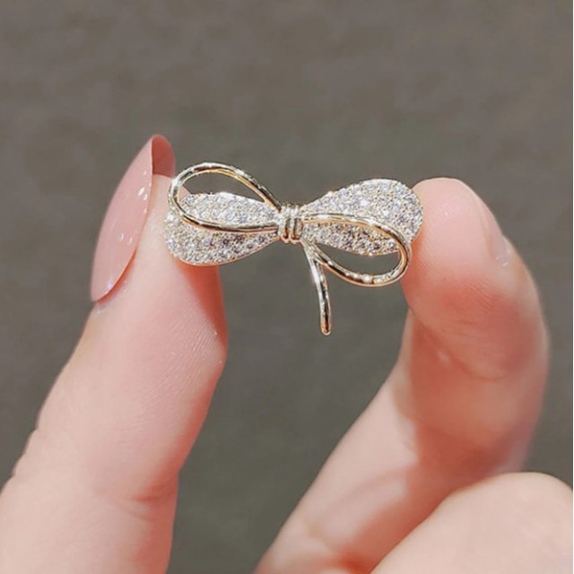 Mini broška zlate ali srebrne barve s pentljico