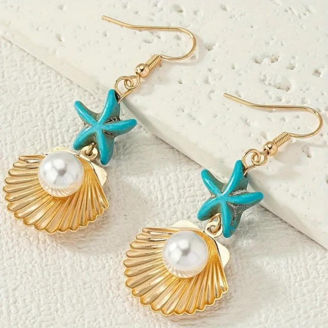 Poletni uhančki v zlati barvi s školjko in modro zvezdico