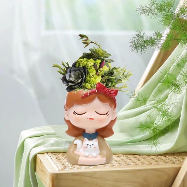 Cvetlični lonček VILA Z MUCKO V NAROČJU