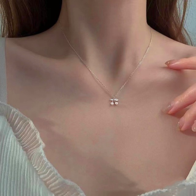 Verižica v srebrni barvi z obeskom češnjice