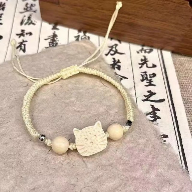 Nastavljiva bež pletena zapestnica s keramično mucko