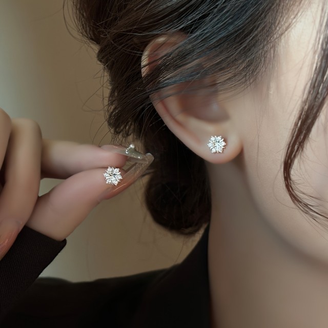 Prefinjeni vtični uhani v obliki rože