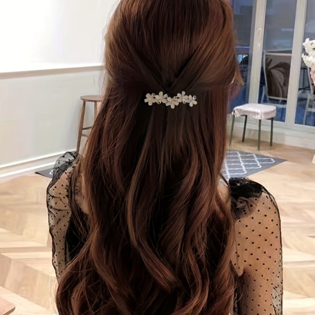 Okrasna sponka za lase s cvetličnim okrasjem