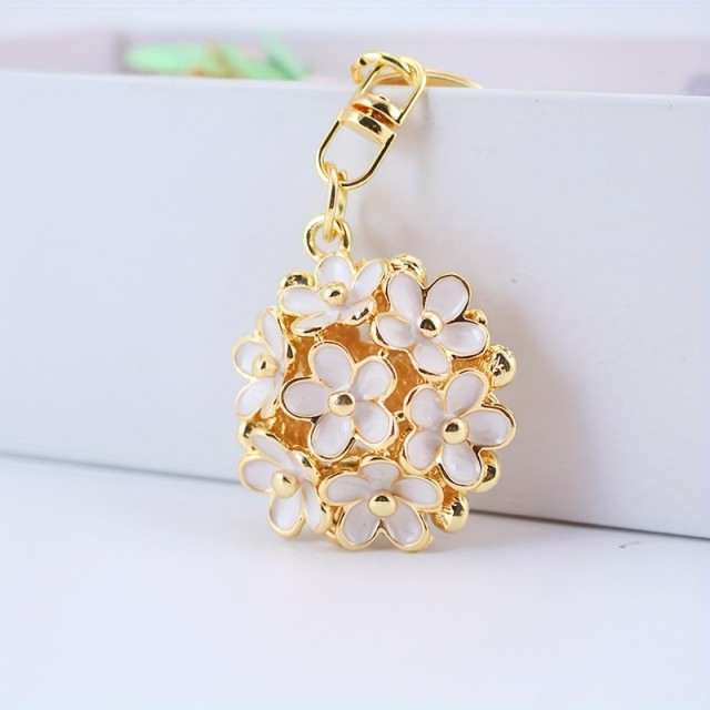 Prelep obesek za ključe s šopkom rožic več barv 