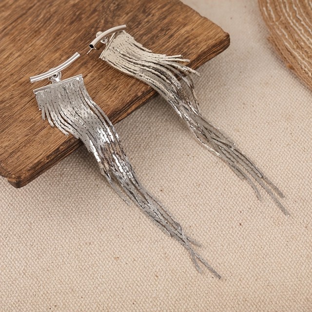 Daljši elegantni srebrni viseči uhani 