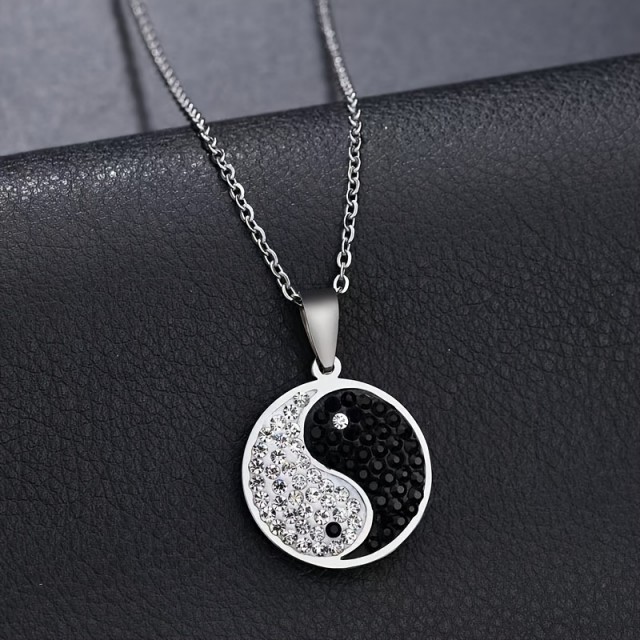 Elegantna ogrlica z obeskom jin-jang – simbol ravnovesja in harmonije