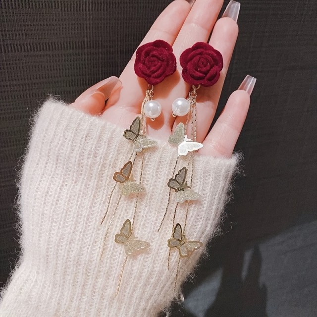 Prikupni žametni uhani s perlico in metuljčkastimi resicami