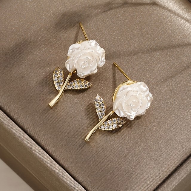 Prisrčni uhani v obliki vrtnice