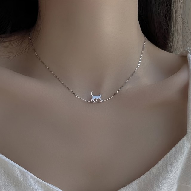 Modna ogrlica s prikupno mucko srebrne barve