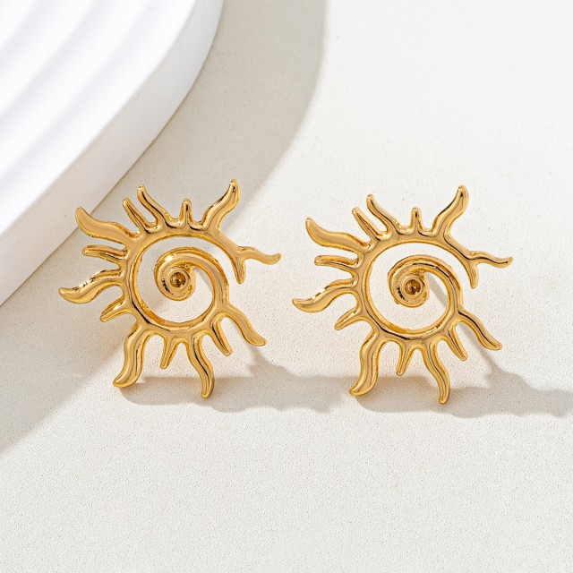 Modni uhani v zlati barvi s sončnimi žarki 