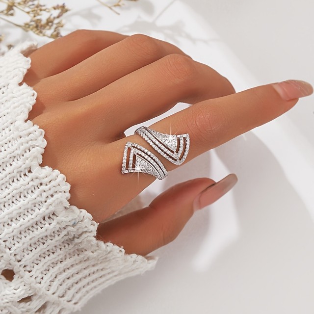 Elegantni nastavljiv prstan z okrasnimi kamni 