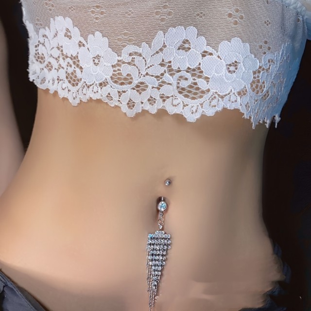 Piercing za popek s srebrnimi resicami 