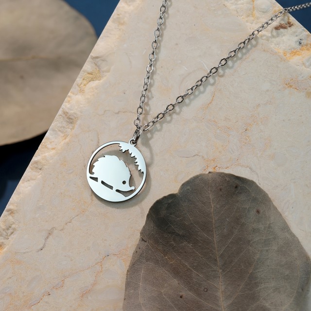 Ogrlica iz nerjavečega jekla z obeskom ježka