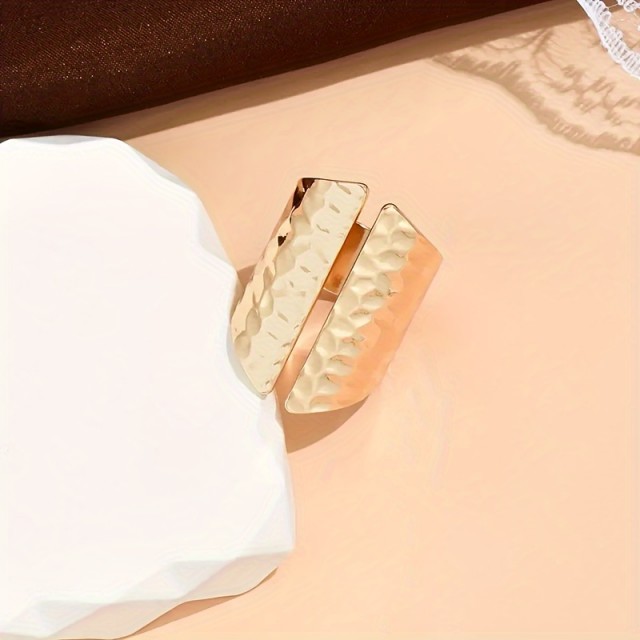 Zlat nastavljiv odprt prstan 