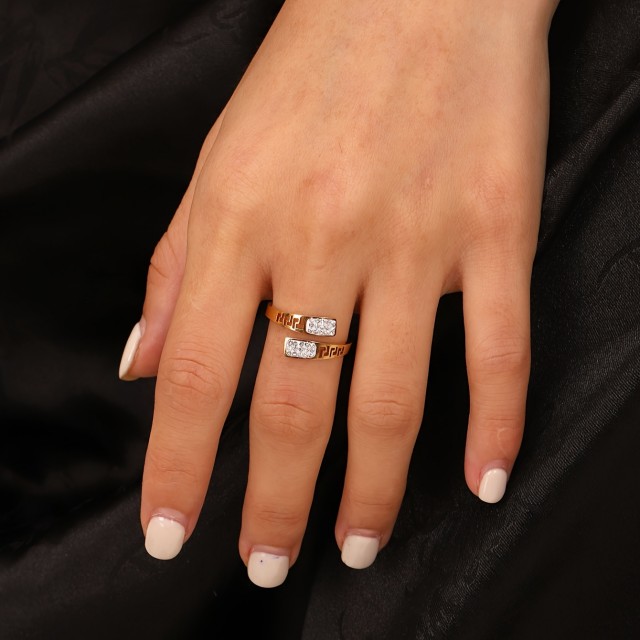 Elegantni prstan iz nerjavečega jekla v zlati barvi