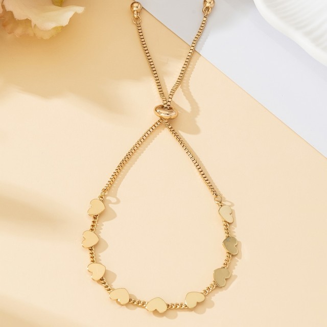 Nastavljiva ženska zapestnica s srci zlate barve