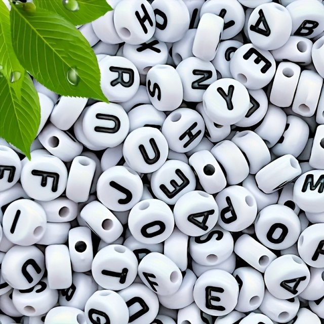 50 kosov akrilnih perlic v obliki črk 