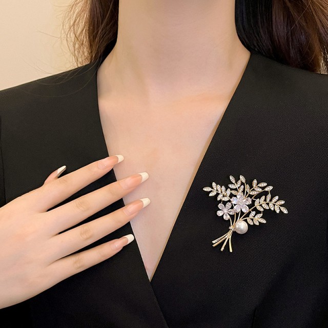 Elegantna broška s cvetličnim motivom
