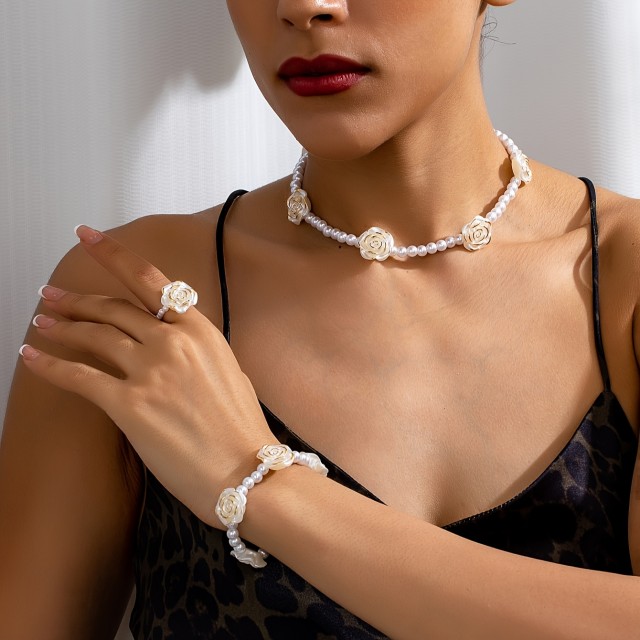 3 delni komplet nakita s perlicami in vrtnicami