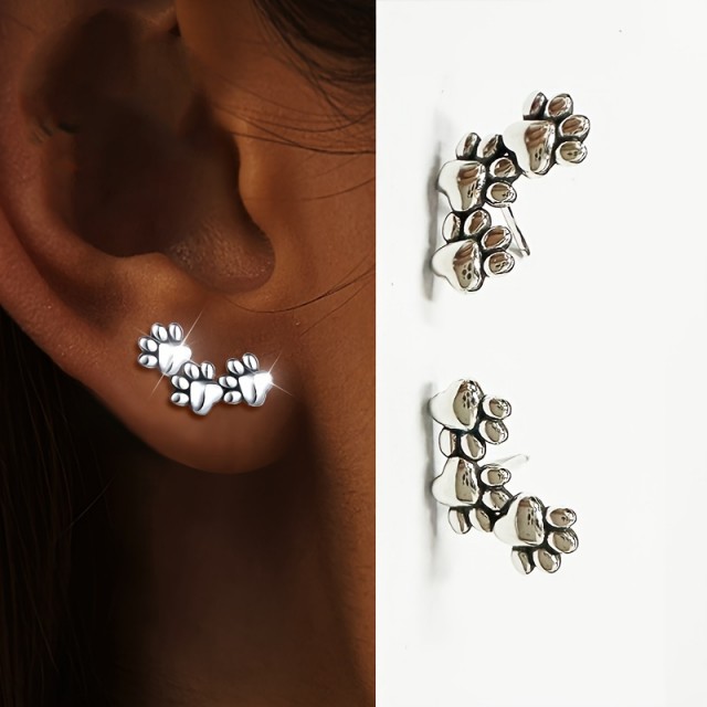 Šik uhančki s tremi tačkami srebrne barve