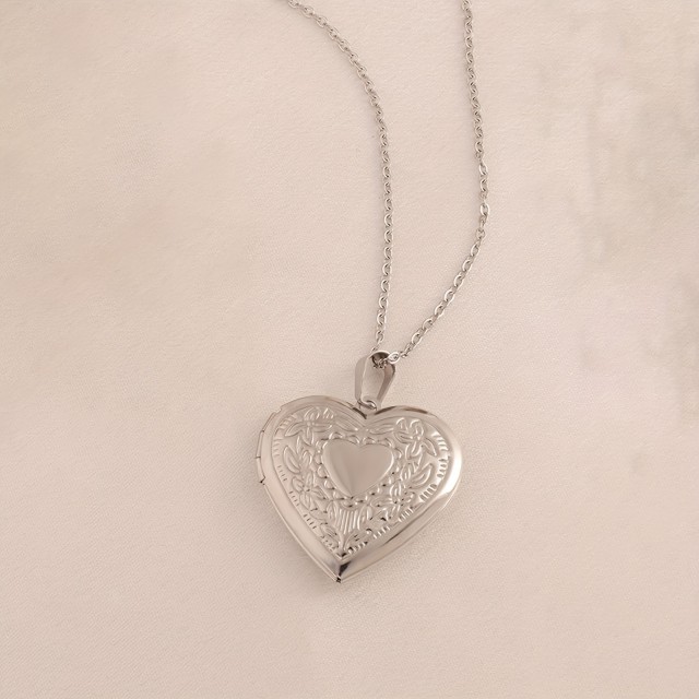 Nerjaveča ogrlica z odpirajočim srcem v 2 barvah