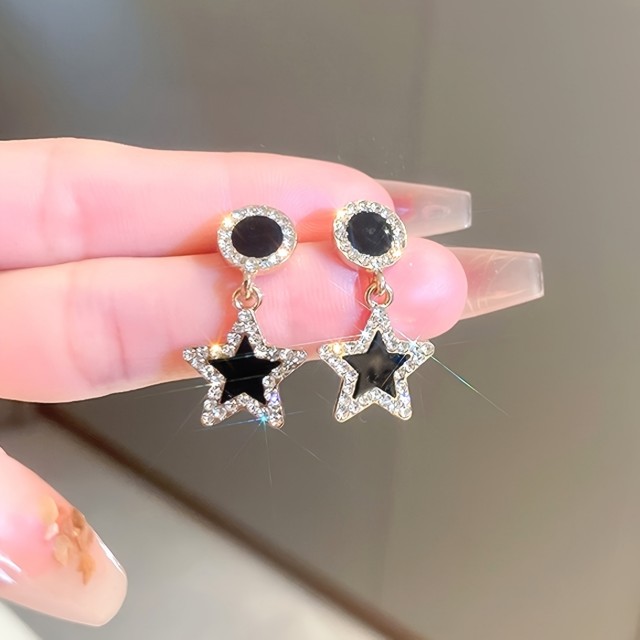 Elegantni uhani v črni barvi z zvezdico