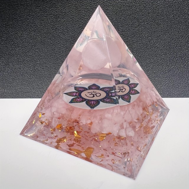 Naravna orgonska piramida iz rožnega kvarca 5cm