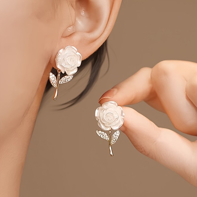 Prisrčni uhani v obliki vrtnice