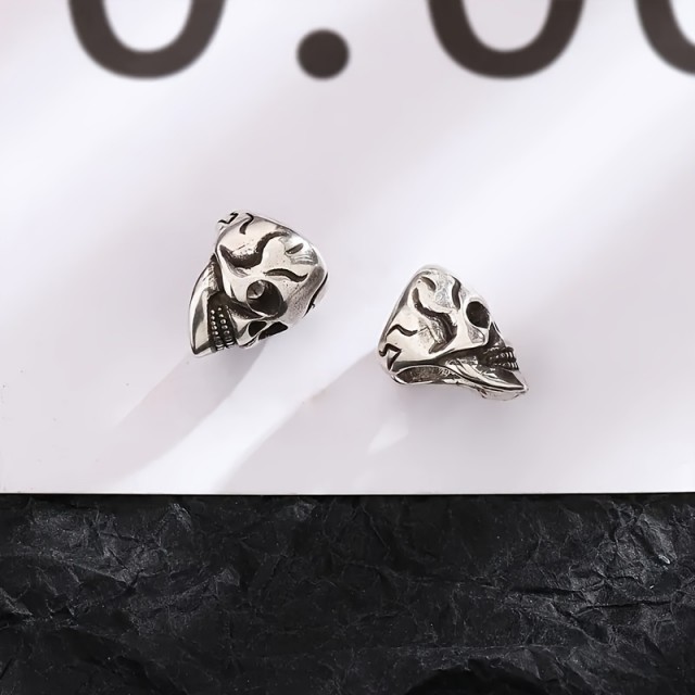 Enojni moški uhan z lobanjo brez prebadanja