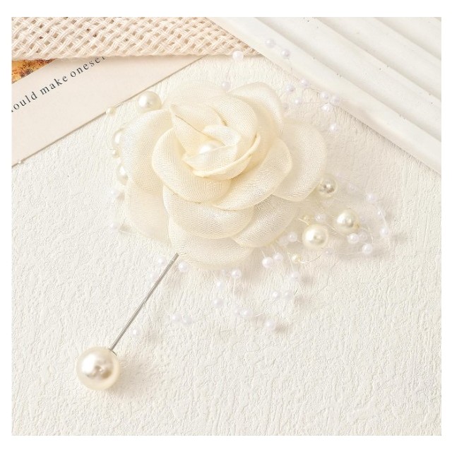 Elegantna broška z bež rožo in perlicami
