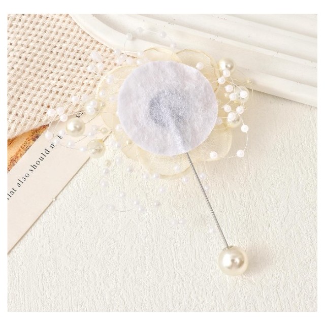 Elegantna broška z bež rožo in perlicami