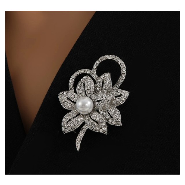Elegantna broška srebrne barve s perlico